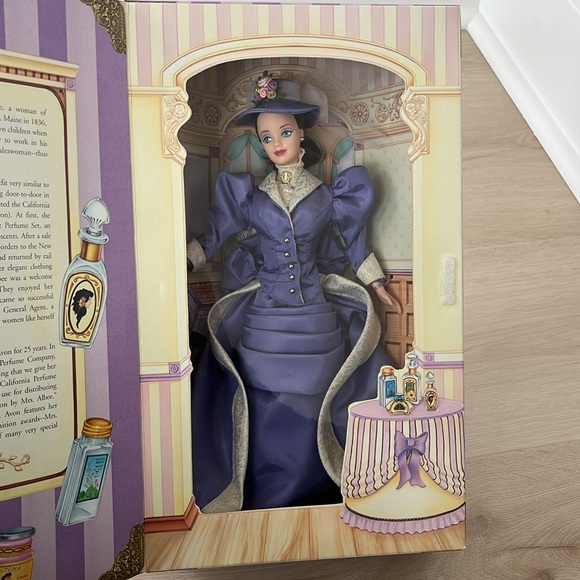 Special edition Avon Barbie - Picture 3 of 3